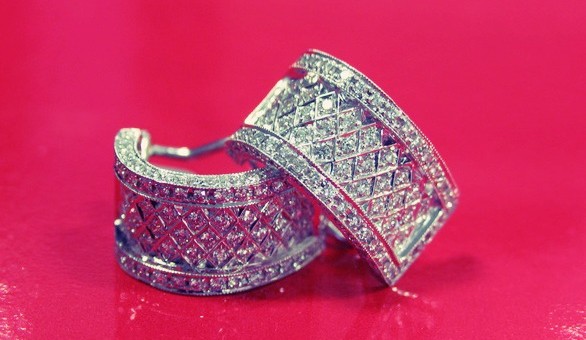 Boucles d’oreilles en diamant : parfaites pour le bureau !