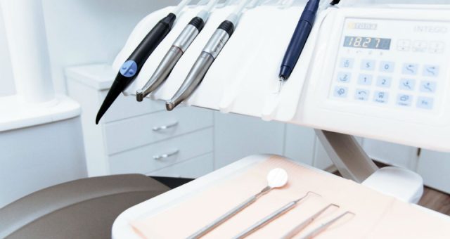 Implant dentaire : les phases de l’opération