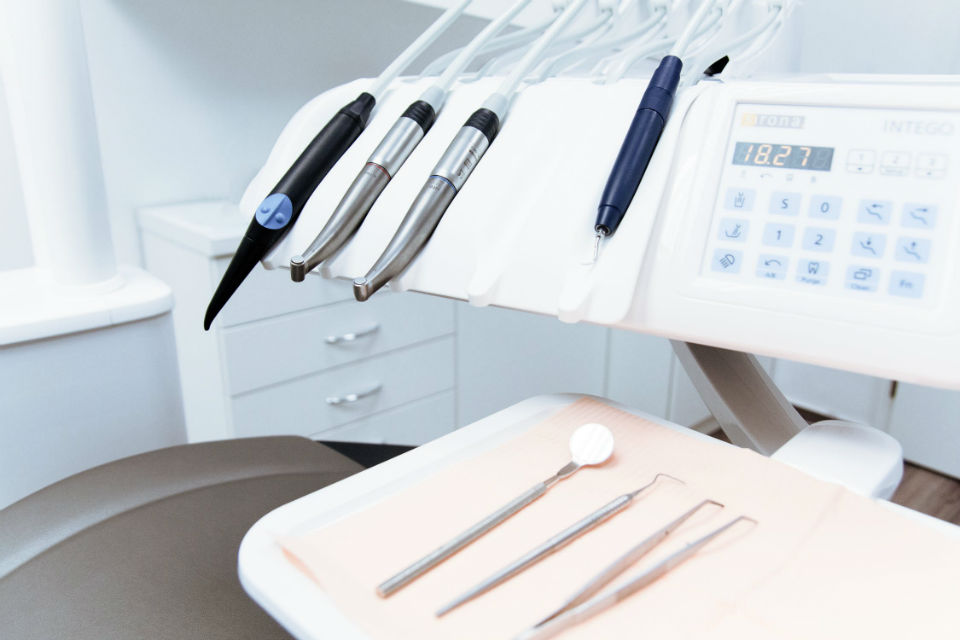 Implant dentaire : les phases de l’opération
